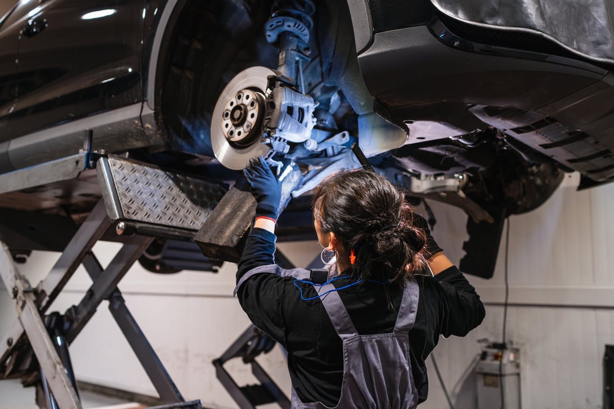 Zirve Motors atölyesinde bir mekanik araç üzerinde çalışıyor