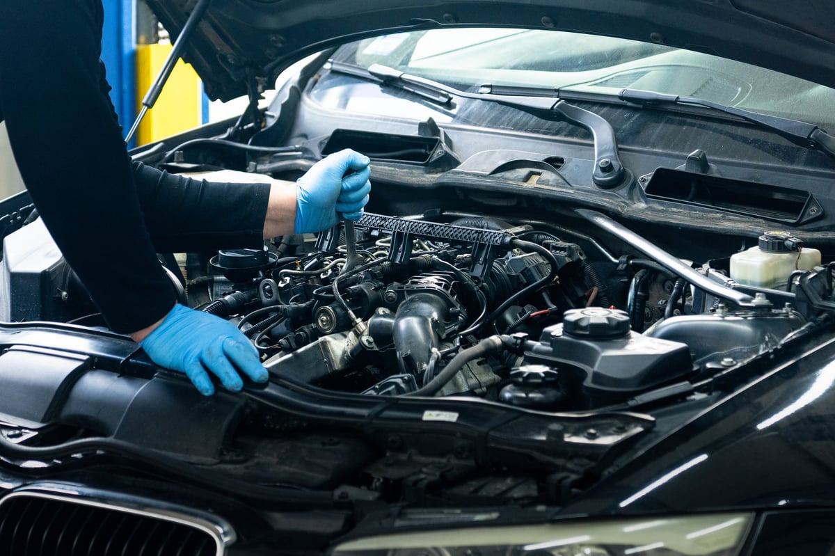 Zirve Motors atölyesinde araç motoru üzerinde çalışan usta